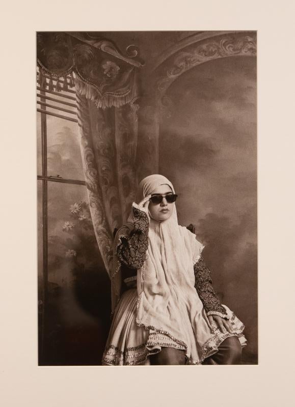 La fotógrafa iraní Shadi Ghadirian expone varias de sus series en el auditorio, en las que muestra con acidez la realidad de Irán y, especialmente, de las mujeres en el país.