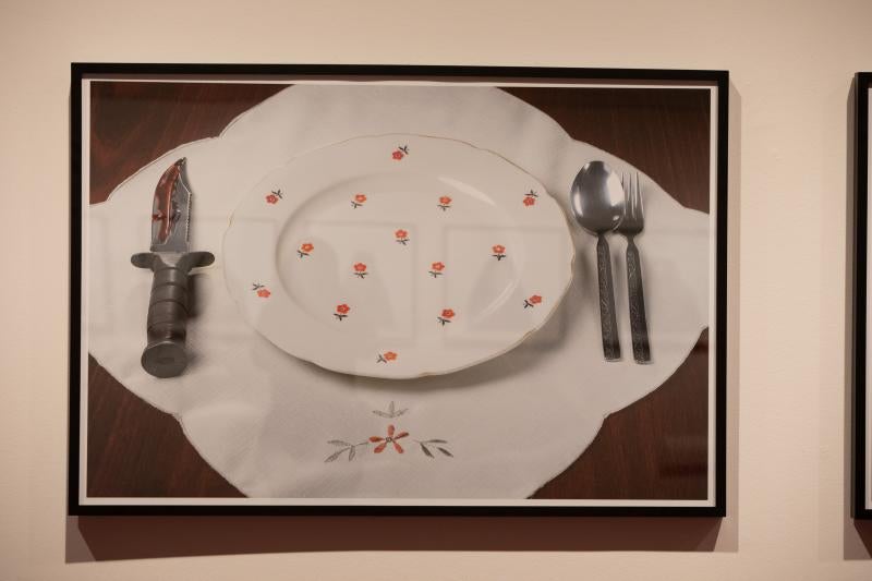 La fotógrafa iraní Shadi Ghadirian expone varias de sus series en el auditorio, en las que muestra con acidez la realidad de Irán y, especialmente, de las mujeres en el país.