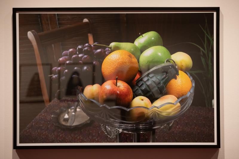 La fotógrafa iraní Shadi Ghadirian expone varias de sus series en el auditorio, en las que muestra con acidez la realidad de Irán y, especialmente, de las mujeres en el país.