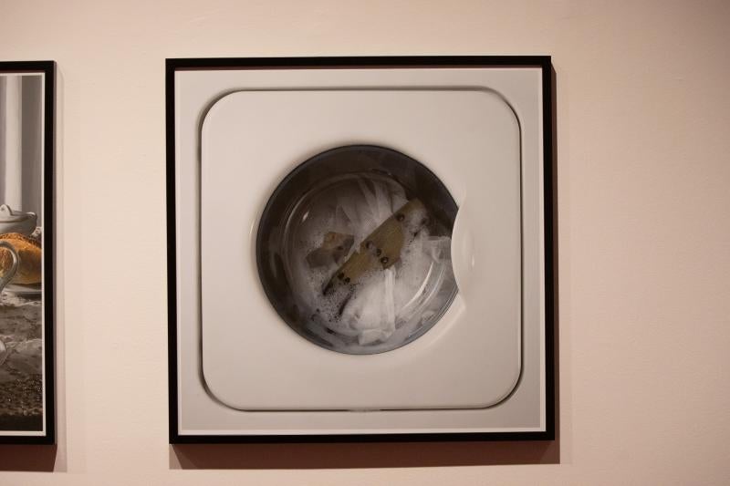 La fotógrafa iraní Shadi Ghadirian expone varias de sus series en el auditorio, en las que muestra con acidez la realidad de Irán y, especialmente, de las mujeres en el país.