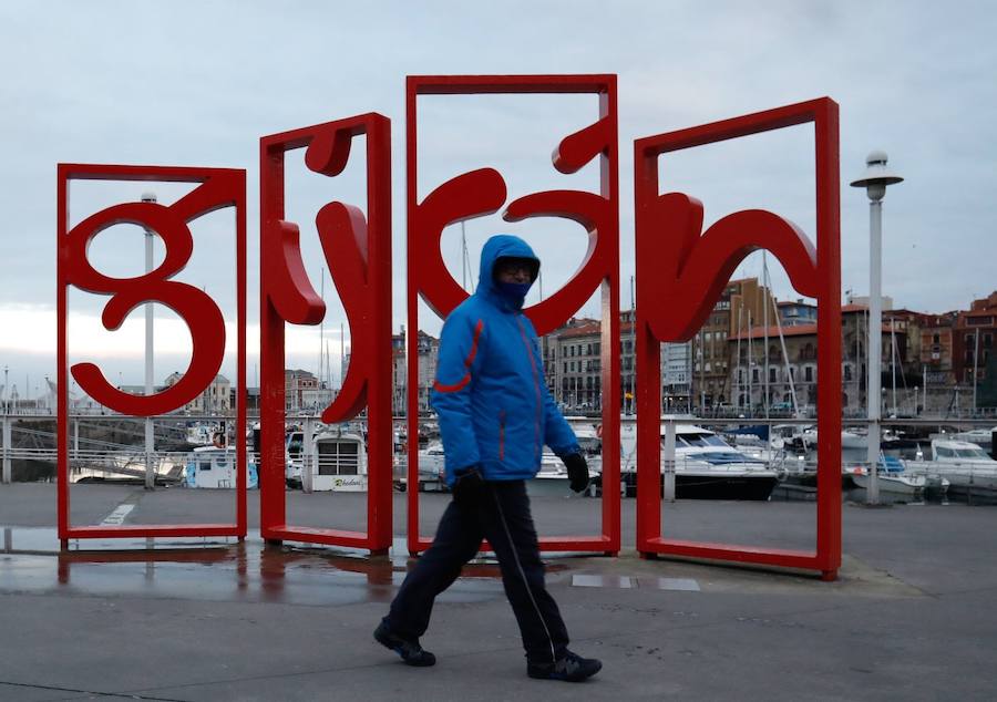 Cubierta por el manto blanco de una fuerte helada y con temperaturas de hasta seis grados bajo cero. Así ha amanecido Asturias este viernes.
