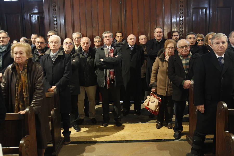 La basílica de San Juan El Real celebra un multitudinario funeral por el fundador de Casa Conrado y La Goleta, en el que estuvieron presentes Gabino de Lorenzo, Teresa Mallada y Alfredo Canteli, además del psicoesteta, Ramiro Fernández; el pintor, Manolo García Linares; políticos como Antonio Masip, Isidro Fernández Rozada u hosteleros como Luis Alberto Martínez, de Casa Fermín.