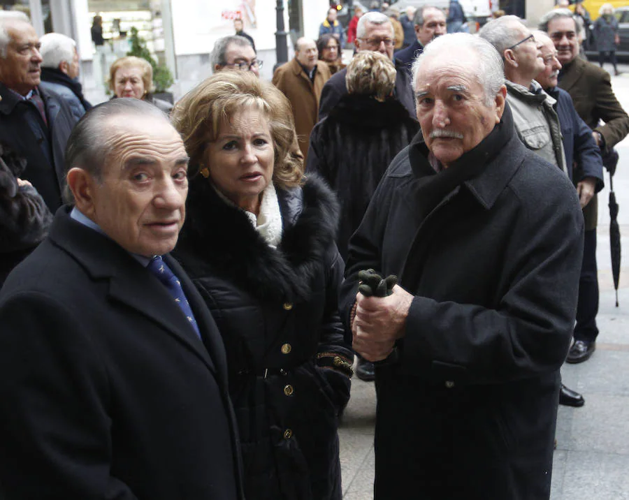 La basílica de San Juan El Real celebra un multitudinario funeral por el fundador de Casa Conrado y La Goleta, en el que estuvieron presentes Gabino de Lorenzo, Teresa Mallada y Alfredo Canteli, además del psicoesteta, Ramiro Fernández; el pintor, Manolo García Linares; políticos como Antonio Masip, Isidro Fernández Rozada u hosteleros como Luis Alberto Martínez, de Casa Fermín.