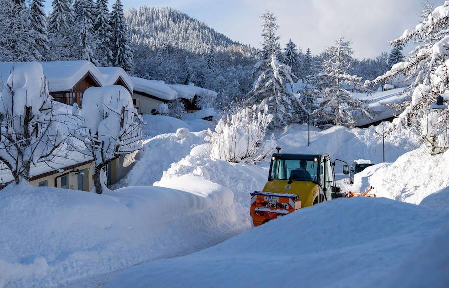 El temporal de nieve se ceba con el sur de Alemania y Austria. Cientos de vuelos han sido cancelados en Múnich y en Fráncfort, mientras se extienden las alertas por la previsión de nuevas precipitaciones en amplias zonas de Baviera.