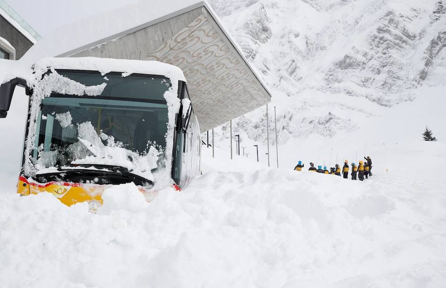El temporal de nieve se ceba con el sur de Alemania y Austria. Cientos de vuelos han sido cancelados en Múnich y en Fráncfort, mientras se extienden las alertas por la previsión de nuevas precipitaciones en amplias zonas de Baviera.