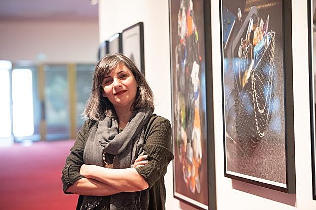 Shadi Ghadirian, ayer, frente a algunas de sus fotografías. 