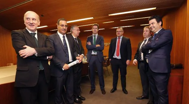 A la izquierda, el consejero delegado de Sogepsa, Juan José Fernández Pereiro, y el consejero de Infraestructuras, Fernando Lastra, con los representantes de la CAC-Asprocon y Liberbank. 