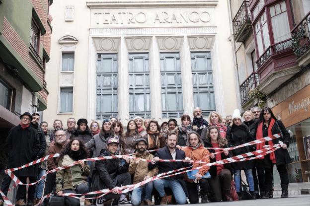 De izquierda a derecha, en la fila de atrás, Eladio de Pablo, Pablo Mare, Ángeles Arenas, José Antonio Lobato, Joaquín Merediz, Bea Canteli, Martina Bueno, Inma Rodríguez, Antón Caamaño, Paula Mata, Mayra Fernández, Isabel Friera, Marián Osácar, Carmen Gloria, Pepe Mieres, Marli Santana, Irene Santos, Alejandro Hidalgo, Marisa Vallejo, Moisés González, Sergio Gayol, Arantxa F. Ramos, Rosa Garnacho, Miguel Quiroga y Laura Iglesia. Delante, agachados, Andrés Presumido, Nerea Vázquez, Pedro Durán, Chus Prieto, Luis Alija, Carlos Dávila y Andrea Holland escenifican el cierre del Circuito de Artes Escénicas del Principado frente al clausurado Teatro Arango.