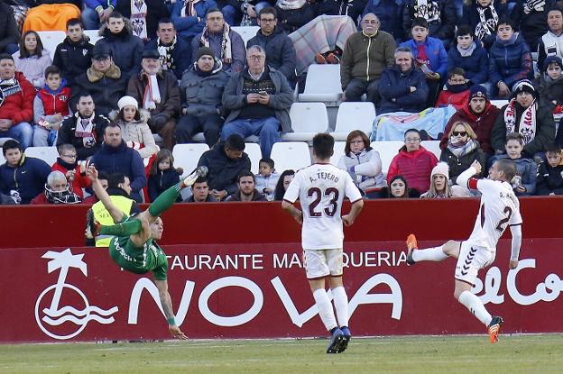 Djurdjevic remata de forma acrobática un balón ante la meta del Albacete. 