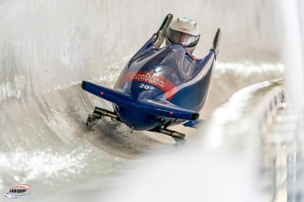 Israel Blanco, con su trineo dando una curva. 