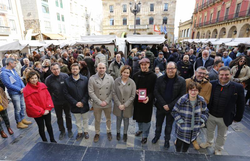 La Plaza Mayor de Gijón acogió, este domingo, el Mercado Ecológico y Artesano. Un evento que se ha consolidado como un referente artesanal, gastronómico y turístico de la villa. Ha sido declarado Fiesta de Interés Turístico del Principado de Asturias.