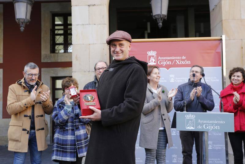 La Plaza Mayor de Gijón acogió, este domingo, el Mercado Ecológico y Artesano. Un evento que se ha consolidado como un referente artesanal, gastronómico y turístico de la villa. Ha sido declarado Fiesta de Interés Turístico del Principado de Asturias.
