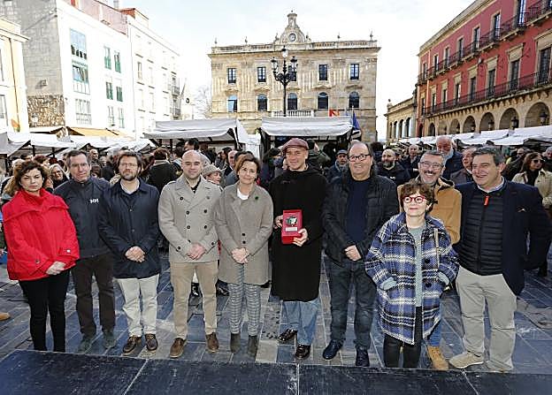 Javier Ruiz-Cuevas, al frente del mercado, rodeado de la alcaldesa, ediles de cuatro grupos y Javier Nievas, de Caja Rural de Asturias. 