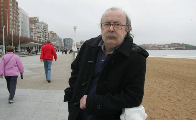 Juan Cueto Alas, escritor y periodista, en el Muro de San Lorenzo en Gijón. 