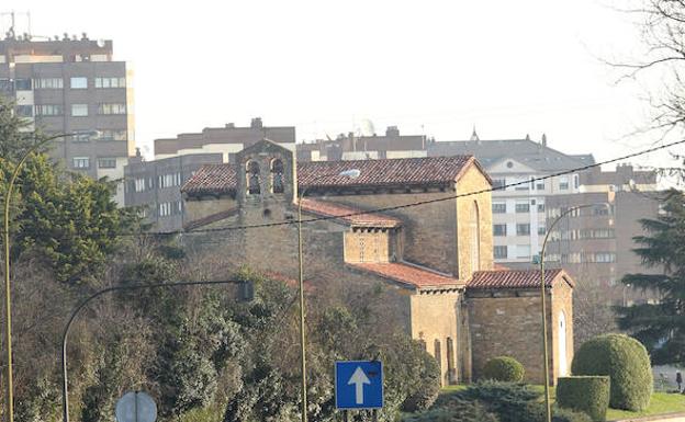 El Bulevar de Santullano, con la iglesia prerrománica al fondo. 