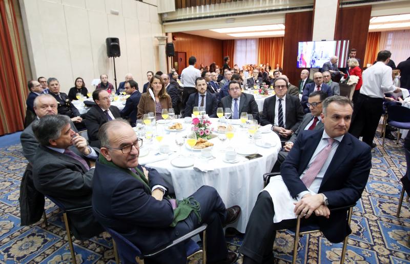 El presidente del Principado, Javier Fernández, ha intervenido en un coloquio organizado por el Foro de la Nueva Economía y el Sabadell, donde ha defendido la creación de un arancel ambiental para proteger a las empresas europeas.