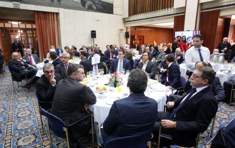 El presidente del Principado, Javier Fernández, ha intervenido en un coloquio organizado por el Foro de la Nueva Economía y el Sabadell, donde ha defendido la creación de un arancel ambiental para proteger a las empresas europeas.