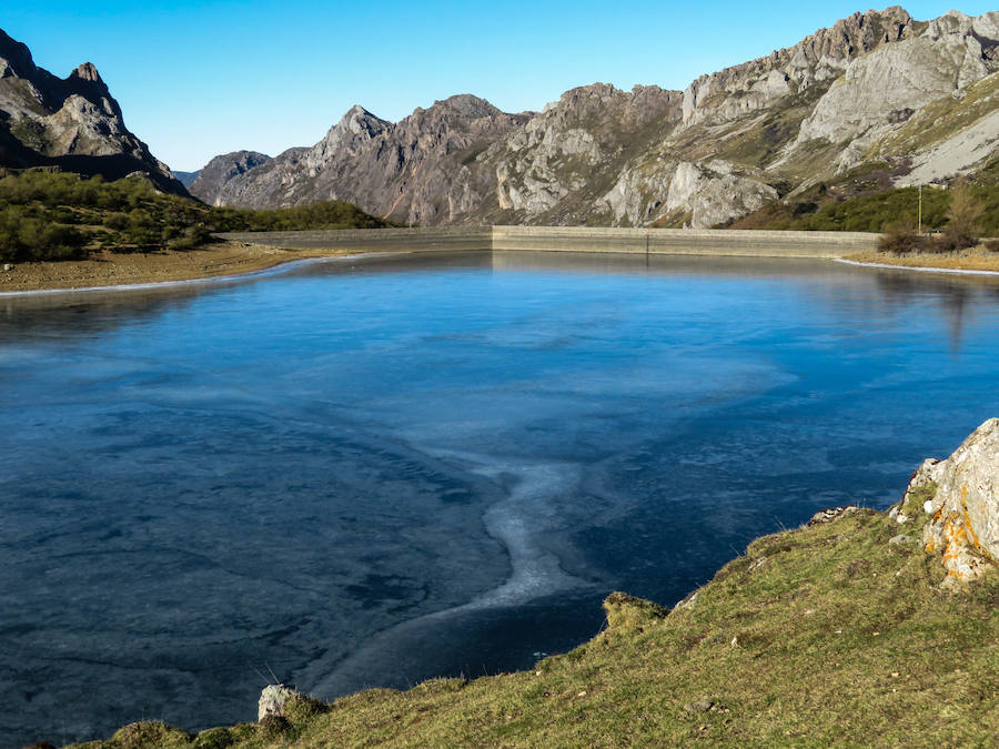 Las bajas temperaturas han propiciado heladas en la ruta de Valle del Lago, en el Parque Natural de Somiedo.