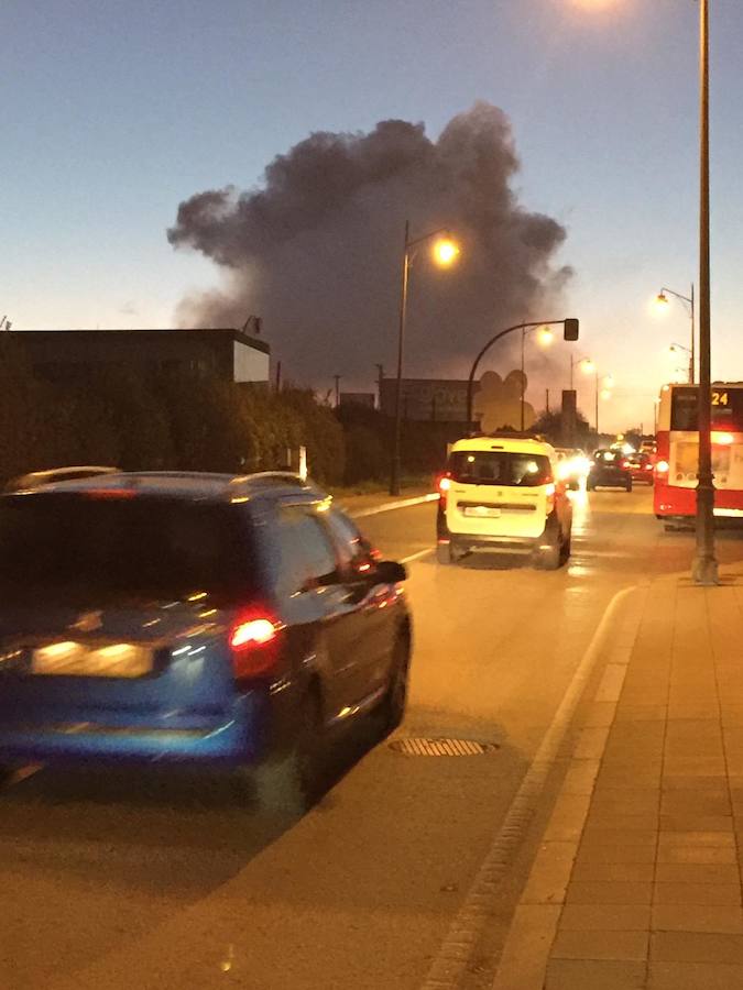 Una «nube contaminante» vista en gran parte de Gijón y también desde el municipio de Carreño ha suscitado una gran inquietud entre vecinos y grupos conservacionistas, que han reclamado una investigación. Desde Arcelor han señalado que se trata del «funcionamiento normal del Sínter» y que la dimensión que cobró se debió a «la mala dispersión atmosférica».