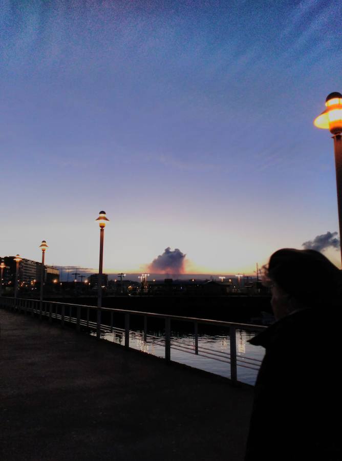 Una «nube contaminante» vista en gran parte de Gijón y también desde el municipio de Carreño ha suscitado una gran inquietud entre vecinos y grupos conservacionistas, que han reclamado una investigación. Desde Arcelor han señalado que se trata del «funcionamiento normal del Sínter» y que la dimensión que cobró se debió a «la mala dispersión atmosférica».