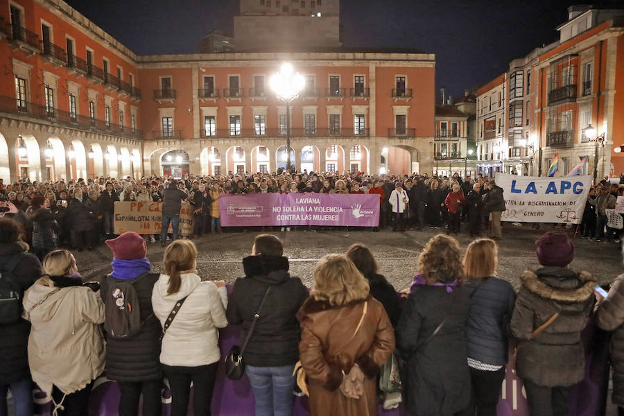 Centenares de mujeres han salido a la calle en Gijón y Oviedo para apoyar a las andaluzas contra las medidas planteadas en el marco del acuerdo entre PP, Ciudadanos y Vox sobre violencia de género.