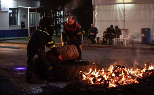 Concentración de los trabajadores de Alcoa este martes en Avilés.