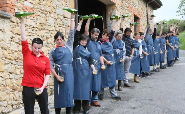 Participantes en el último curso de escanciado promovido por el Ayuntamiento. 