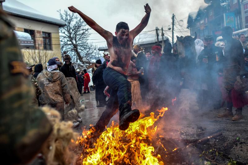 Participantes disfrazados asisten al segunda día de la tradicional celebración del carnaval, que marca el Día ortodoxo de 'San Vasilij', en VevcaniLa pequeña ciudad suroccidental macedonia celebra el Año Nuevo ortodoxo con un carnaval pagano único, una tradición que se sigue desde hace 14 siglos en esta pintoresca zona, que además es, simbólicamente, un «Estado independiente autoproclamado». Durante los dos días del carnaval, esta localidad montañosa, sus calles, casas y prados se convierten en una gran escena, a la que salen los hombres disfrazados, según la costumbre, pero hay denuncias de que muchas veces se infiltra en secreto como un «intruso» alguna mujer.