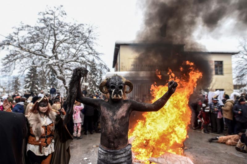 Participantes disfrazados asisten al segunda día de la tradicional celebración del carnaval, que marca el Día ortodoxo de 'San Vasilij', en VevcaniLa pequeña ciudad suroccidental macedonia celebra el Año Nuevo ortodoxo con un carnaval pagano único, una tradición que se sigue desde hace 14 siglos en esta pintoresca zona, que además es, simbólicamente, un «Estado independiente autoproclamado». Durante los dos días del carnaval, esta localidad montañosa, sus calles, casas y prados se convierten en una gran escena, a la que salen los hombres disfrazados, según la costumbre, pero hay denuncias de que muchas veces se infiltra en secreto como un «intruso» alguna mujer.