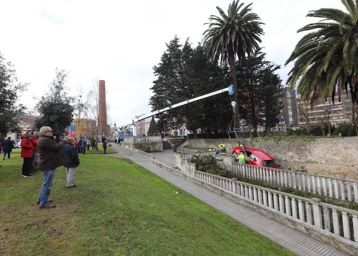 Un conductor gijonés dio positivo en la prueba de alcoholemia tras bajar unas escaleras peatonales con su vehículo en Versalles