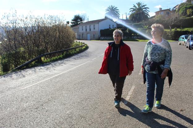 Rosa Cuesta y Gloria Ortiz dando su habitual paseo por la zona en la que se pretende actuar. 