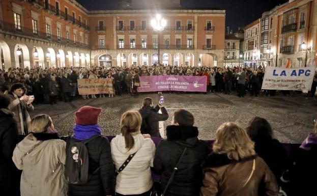 Gijón. Concentración convocada por el Consejo de la Mujer de Gijón en la plaza Mayor. 