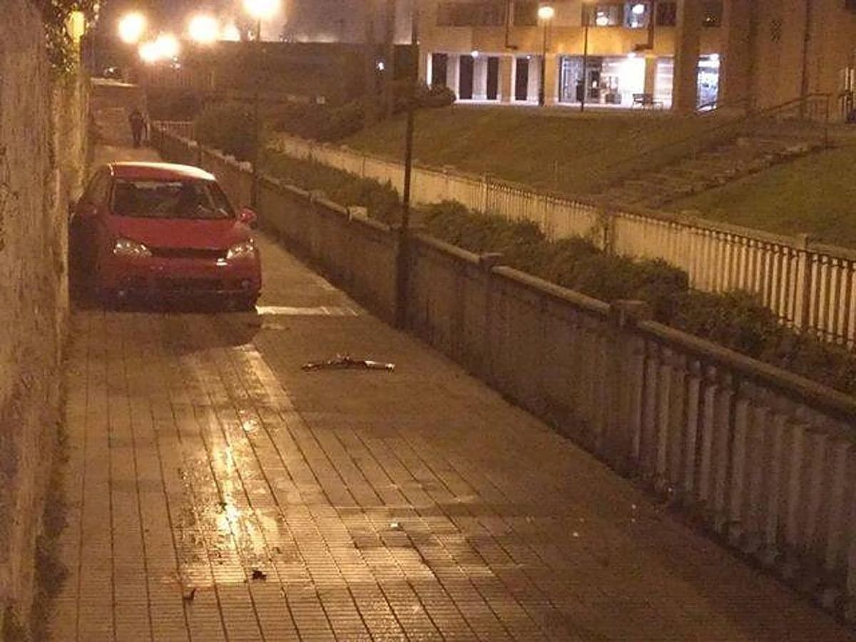 Un conductor gijonés dio positivo en la prueba de alcoholemia tras bajar unas escaleras peatonales con su vehículo en Versalles