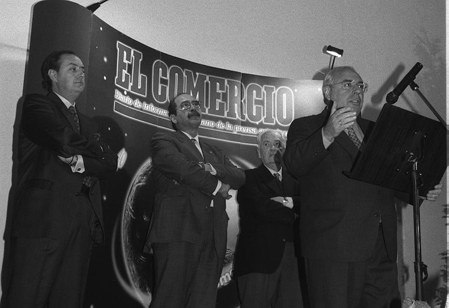 Sus etapas como alcalde de Gijón y presidente del Principado, sus cargos en el Ministerio de Educación o como senador socialista han dejado numerosas imágenes históricas del socialista gijonés.