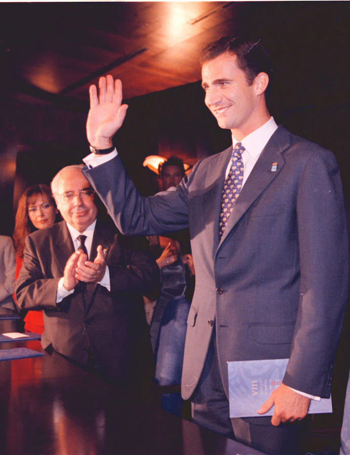 Sus etapas como alcalde de Gijón y presidente del Principado, sus cargos en el Ministerio de Educación o como senador socialista han dejado numerosas imágenes históricas del socialista gijonés.