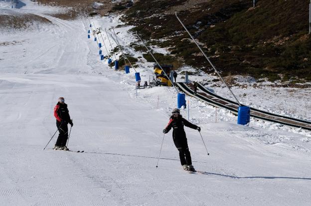 Los primeros esquiadores de la temporada en la estación leonesa de San Isidro. 