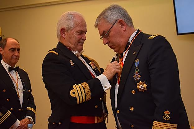 Antonio González-Aller, con Rafael Lobeto, en el acto oficial de su ingreso en la Real Academia de la Mar. 