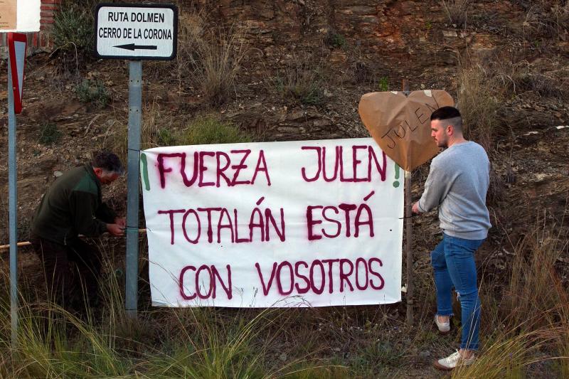 Un centenar de personas, tanto niños como jóvenes y mayores, caminaron este miércoles desde la localidad hasta las cercanías del lugar donde desarrollan las tareas de rescate con pancartas como «Todos somos Julen» para trasladar su apoyo a los padres del pequeño que cayó a un pozo