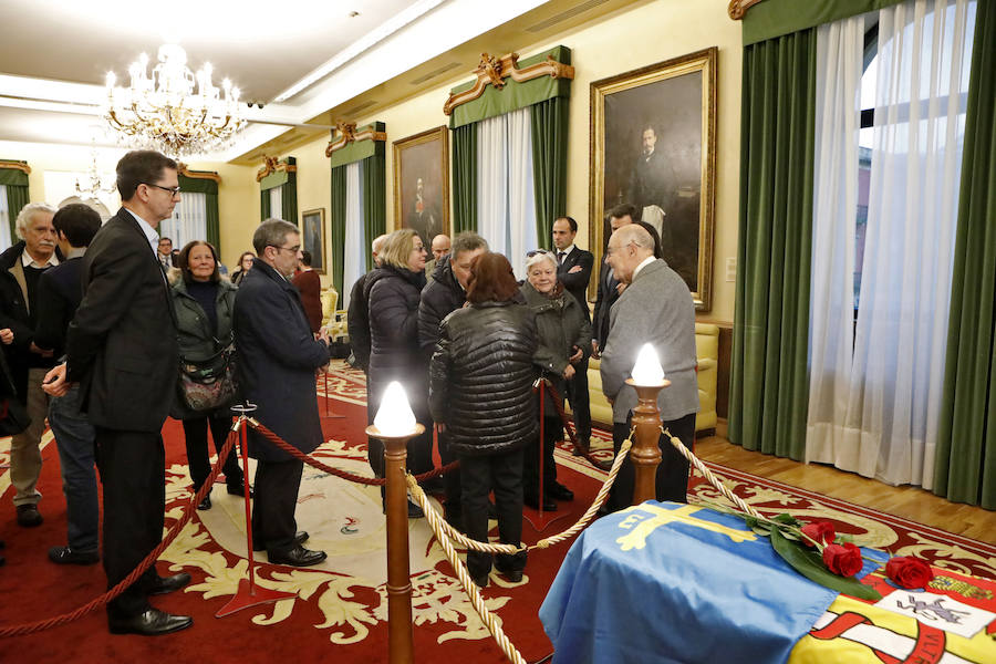 La capilla ardiente se trasladó, esta mañana, de la Junta General al Ayuntamiento de Gijón donde permanecerá hasta las 19 horas de viernes