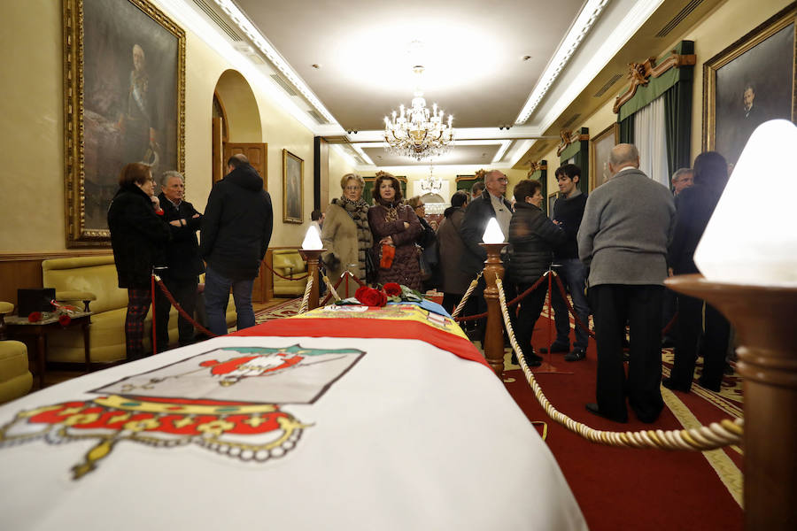 La capilla ardiente se trasladó, esta mañana, de la Junta General al Ayuntamiento de Gijón donde permanecerá hasta las 19 horas de viernes