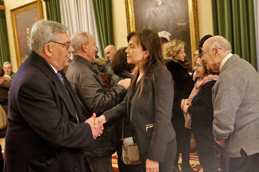 La capilla ardiente se trasladó, esta mañana, de la Junta General al Ayuntamiento de Gijón donde permanecerá hasta las 19 horas de viernes