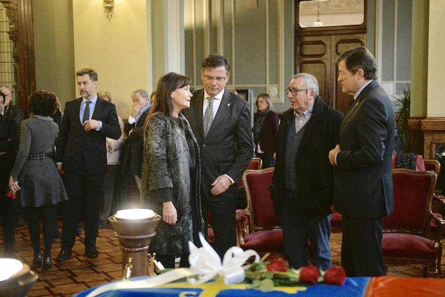 La capilla ardiente por el expresidente del Principado recibe a numerosas personas de todos los ámbitos de la región que quieren dar el último adiós al incombustible socialista