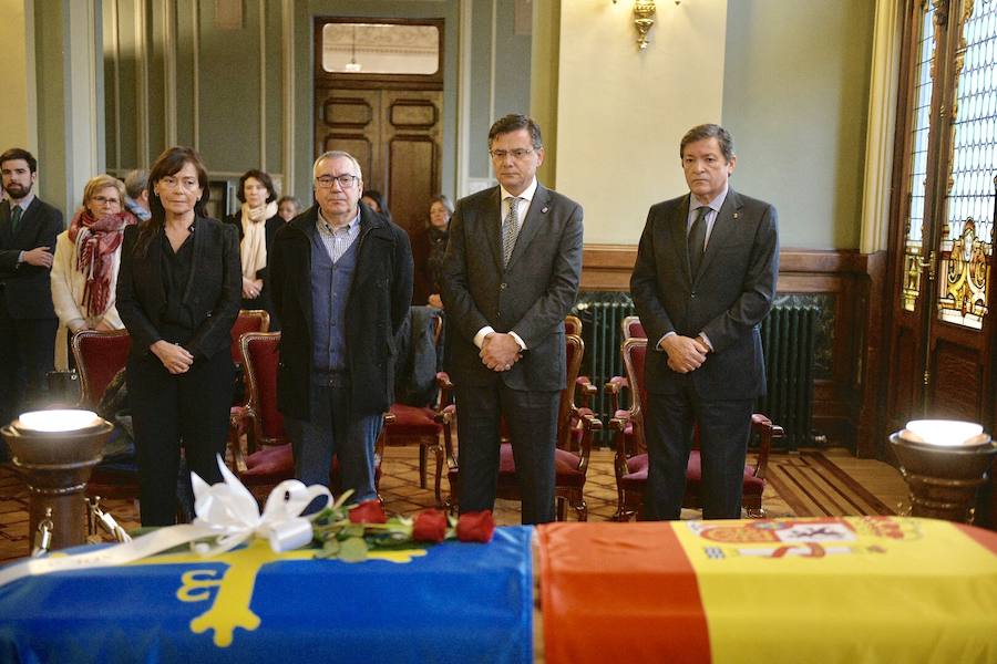 La capilla ardiente por el expresidente del Principado recibe a numerosas personas de todos los ámbitos de la región que quieren dar el último adiós al incombustible socialista