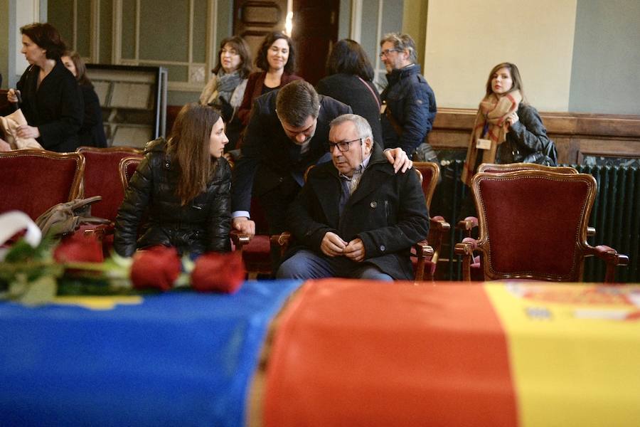 La capilla ardiente por el expresidente del Principado recibe a numerosas personas de todos los ámbitos de la región que quieren dar el último adiós al incombustible socialista