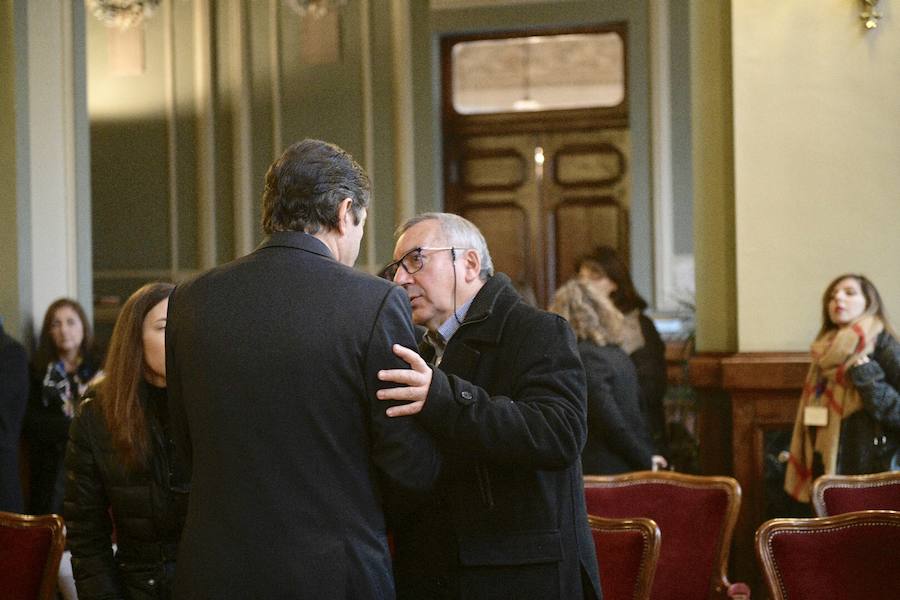 La capilla ardiente por el expresidente del Principado recibe a numerosas personas de todos los ámbitos de la región que quieren dar el último adiós al incombustible socialista