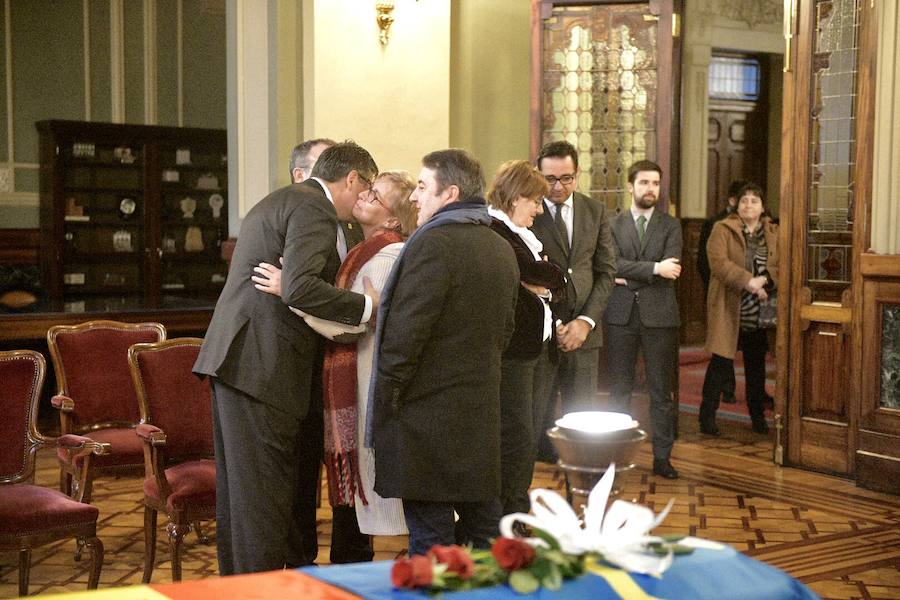 La capilla ardiente por el expresidente del Principado recibe a numerosas personas de todos los ámbitos de la región que quieren dar el último adiós al incombustible socialista