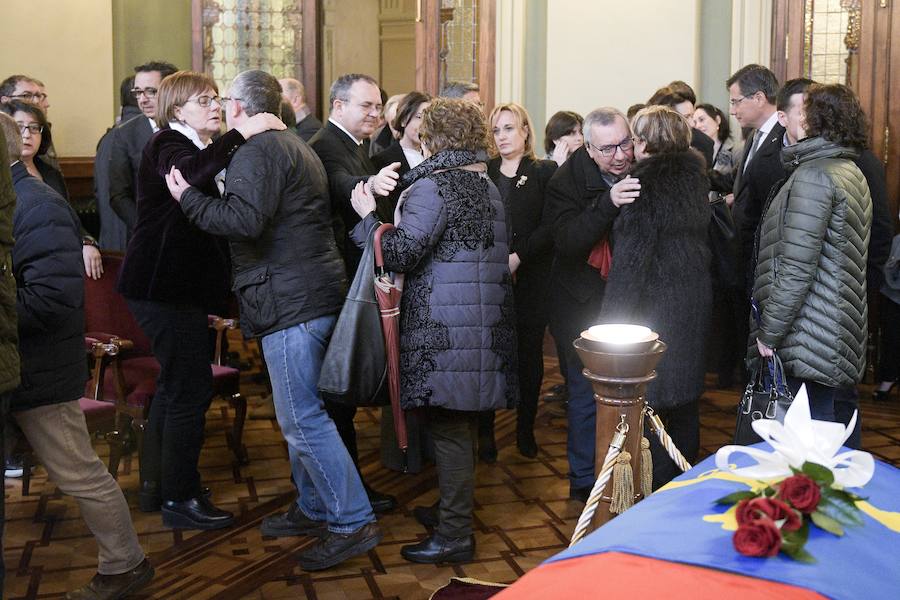 La capilla ardiente por el expresidente del Principado recibe a numerosas personas de todos los ámbitos de la región que quieren dar el último adiós al incombustible socialista