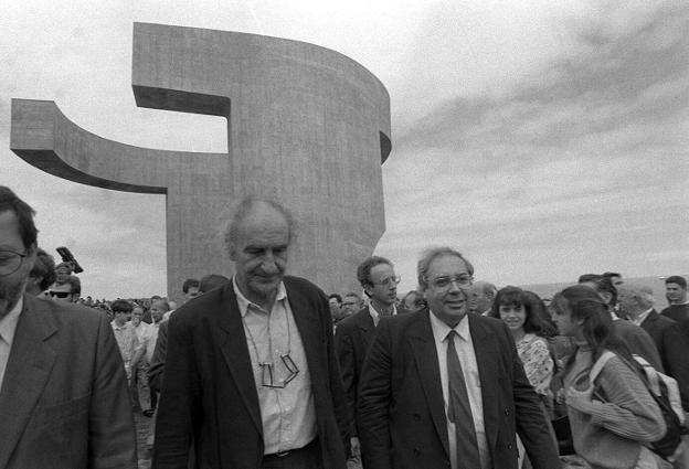 Eduardo Chillida junto a Vicente Álvarez Areces en la inauguracíon del 'Elogio del Horizonte'. :: CITOULA