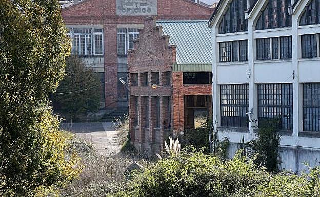 El Ayuntamiento de Oviedo prevé recalificar parte de  los terrenos de La Vega como pago a Defensa