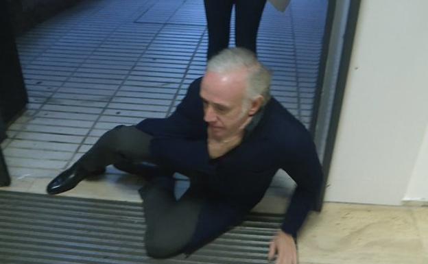 Imagen del vídeo en el que Eduardo Inda sufre una caída tras chocar con una cámara en Telecinco 